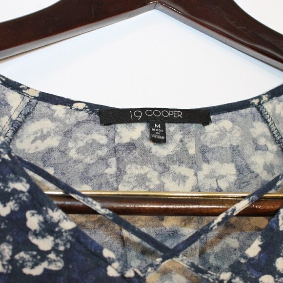 19 Cooper Blue and White Floral V-Neck Blouse (Medium) - Picture 3 of 5